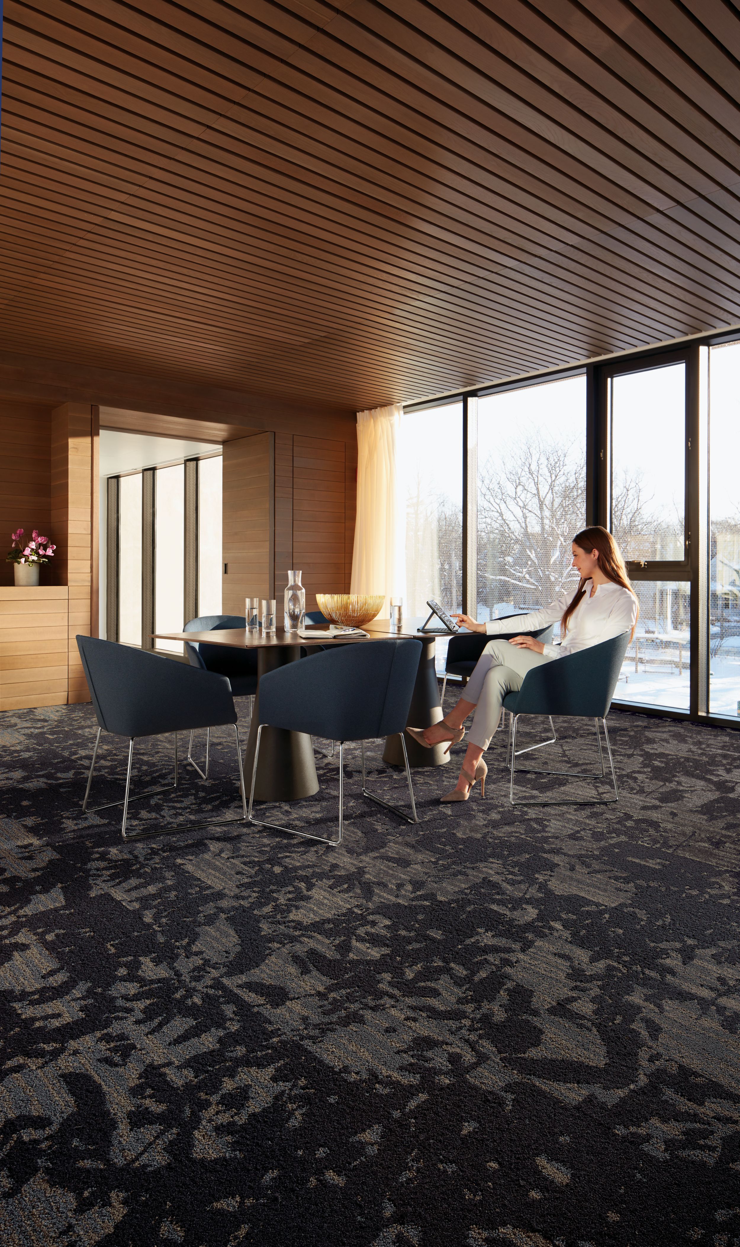 Interface Shading plank carpet tile in seating area with table and chairs imagen número 5